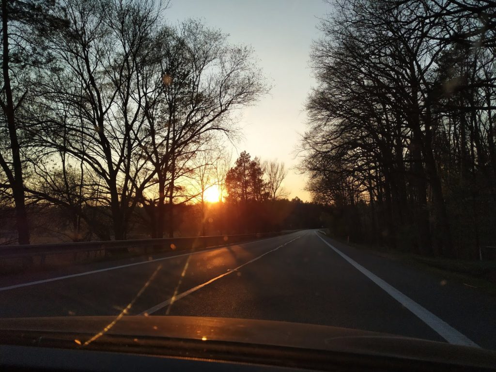 na cestě, západ slunce