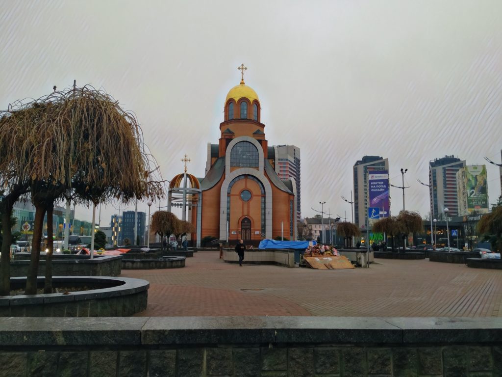 Kostel za vlakovým nádražím
